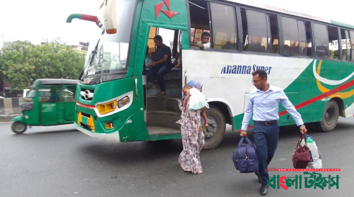 Working people returning to Dhaka